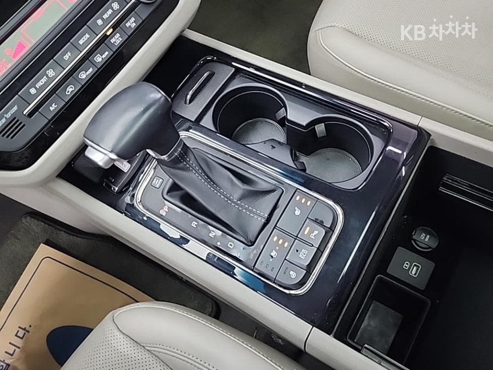 Kia All New Carnival7-seater (Limousine) 2.2 Diesel Limousine 매직스페이스 - 8