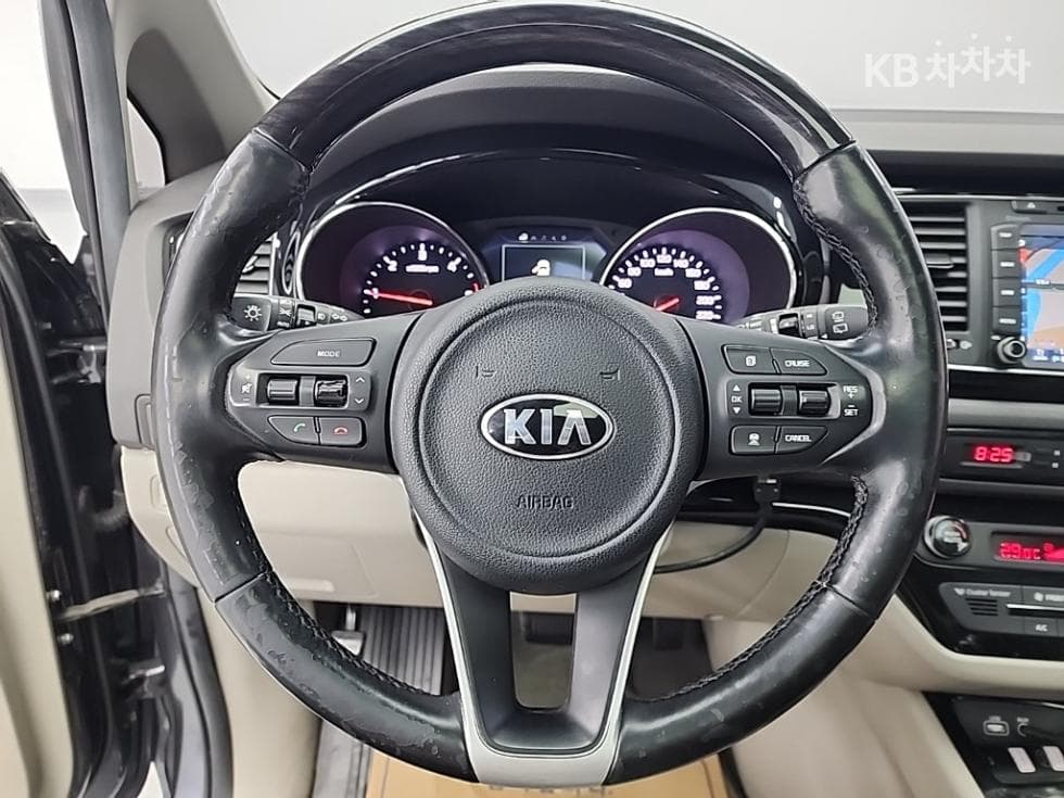 Kia All New Carnival7-seater (Limousine) 2.2 Diesel Limousine 매직스페이스 - 9