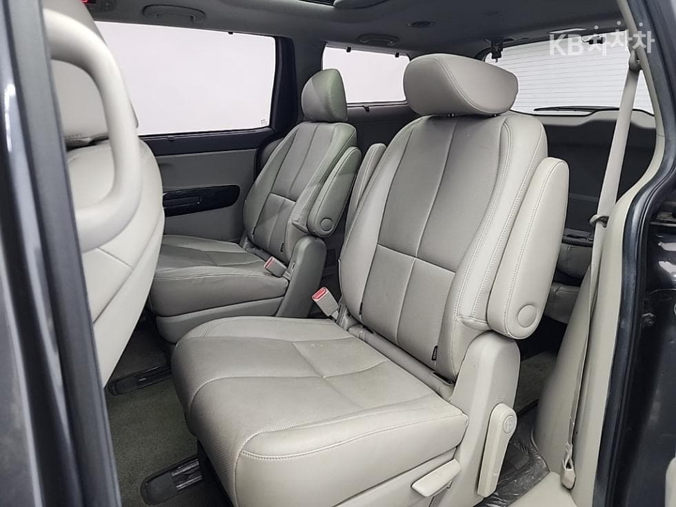 Kia All New Carnival7-seater (Limousine) 2.2 Diesel Limousine 매직스페이스 - 12
