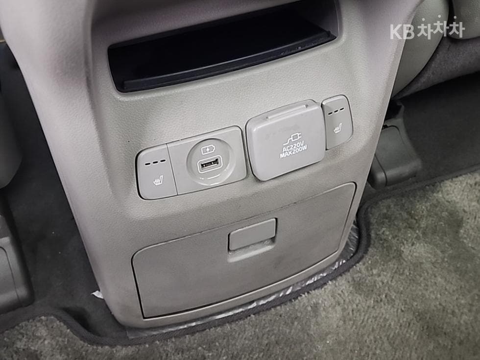 Kia All New Carnival7-seater (Limousine) 2.2 Diesel Limousine 매직스페이스 - 14