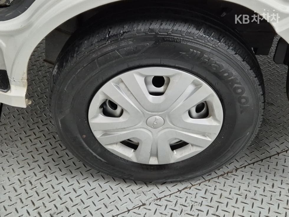 Киа The New (фейслифт) Бонго 3 (лек)1 тон Королевска кабина Удължено междуосие 2WD L Базов - 16