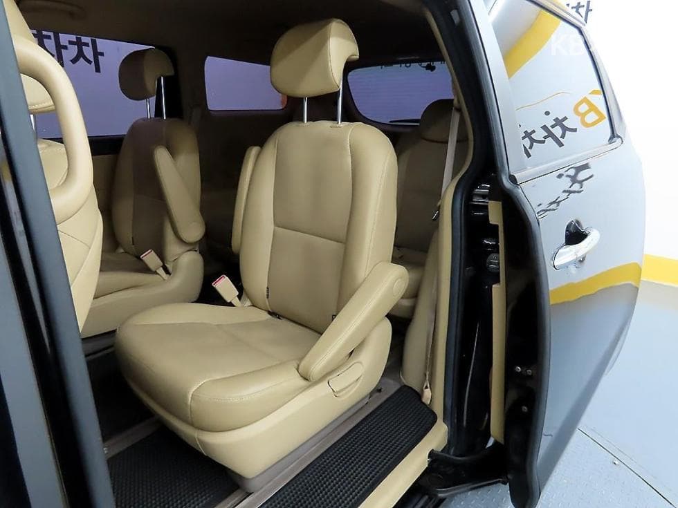 Kia All New Carnival9-seater 2.2 Diesel Luxury - 6