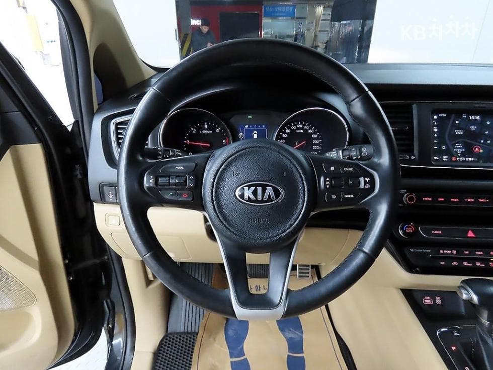 Kia All New Carnival9-seater 2.2 Diesel Luxury - 9