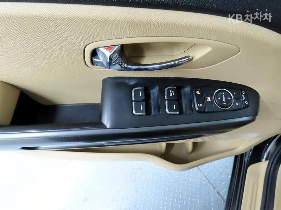 Kia All New Carnival9-seater 2.2 Diesel Luxury - 11