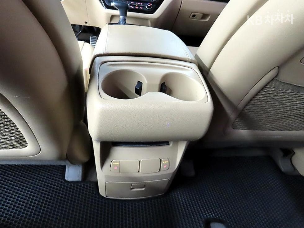Kia All New Carnival9-seater 2.2 Diesel Luxury - 12
