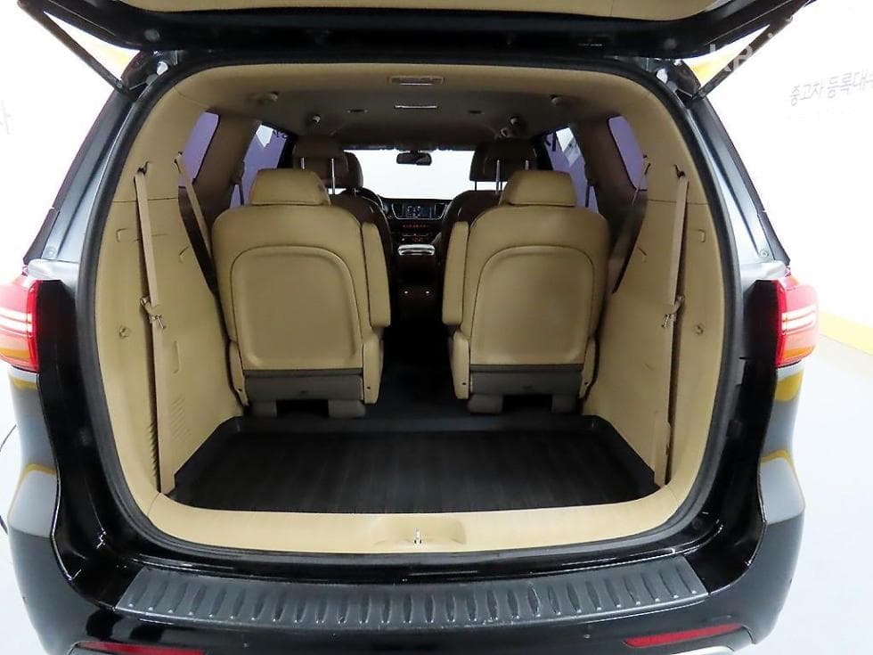 Kia All New Carnival9-seater 2.2 Diesel Luxury - 18