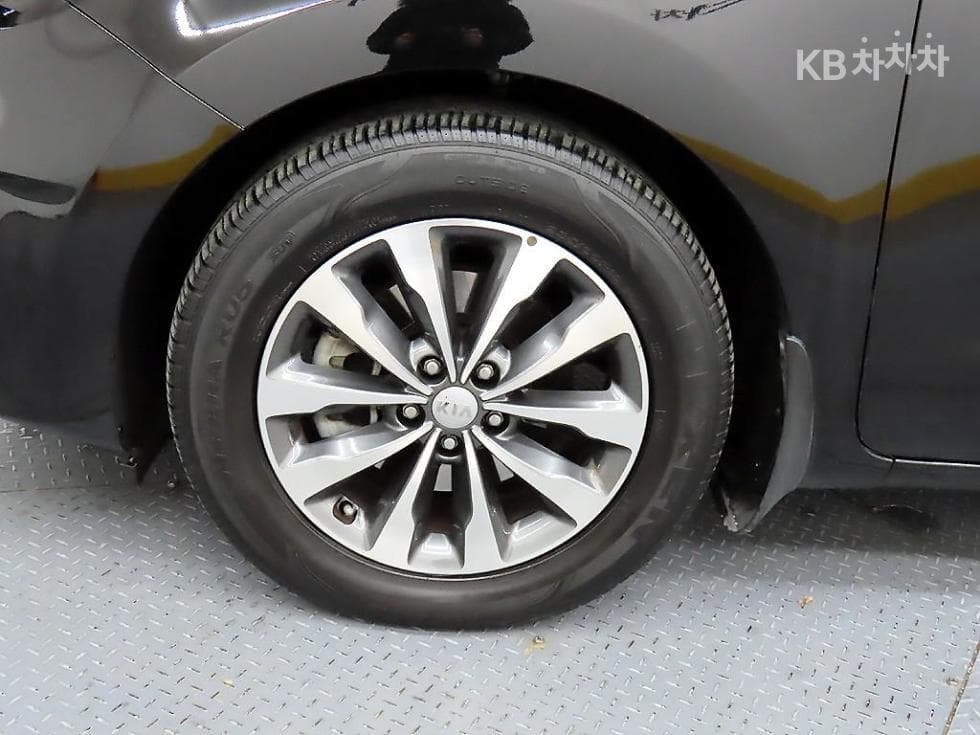 Kia All New Carnival9-seater 2.2 Diesel Luxury - 20