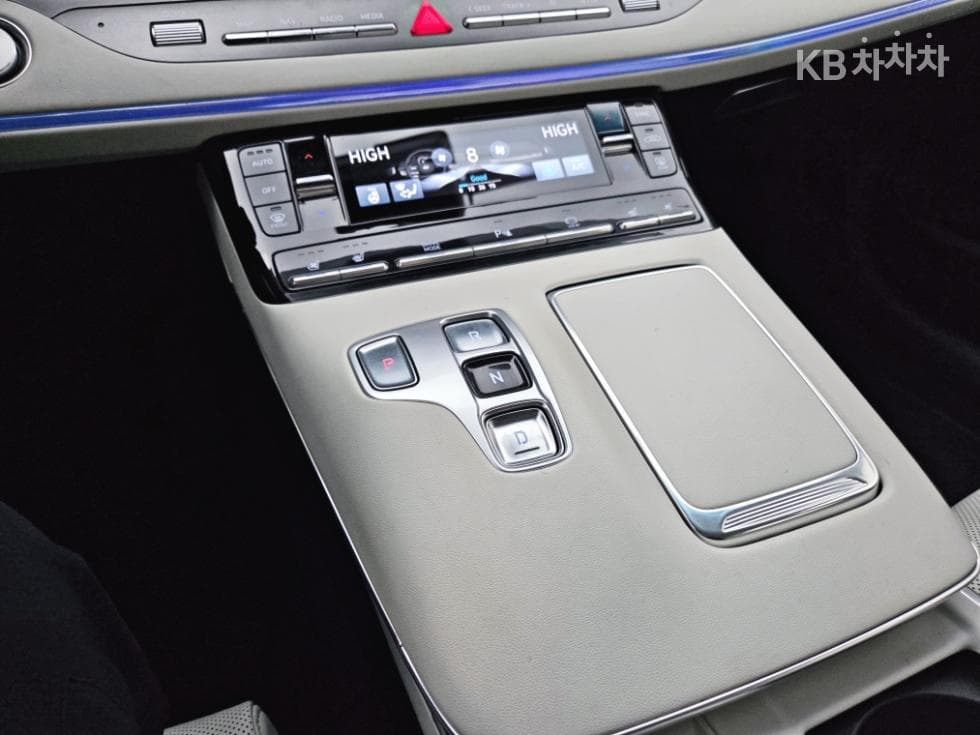 Hyundai The New (facelift) Grandeur (Azera)2.5 Le Blanc - 18