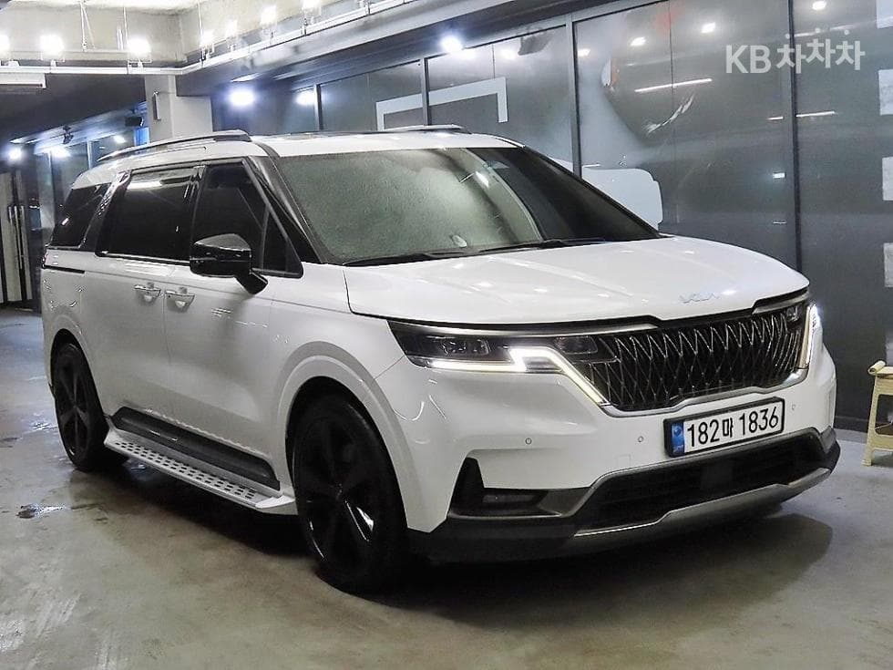 Kia Carnival 4th generation D2.2 9-seater Noblesse - Image 1