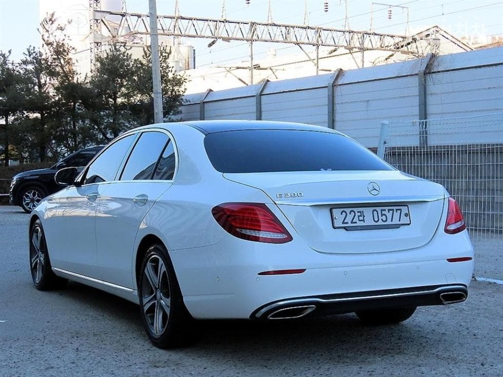 Mercedes-Benz E-Class (W213)E300 Avantgarde - 3