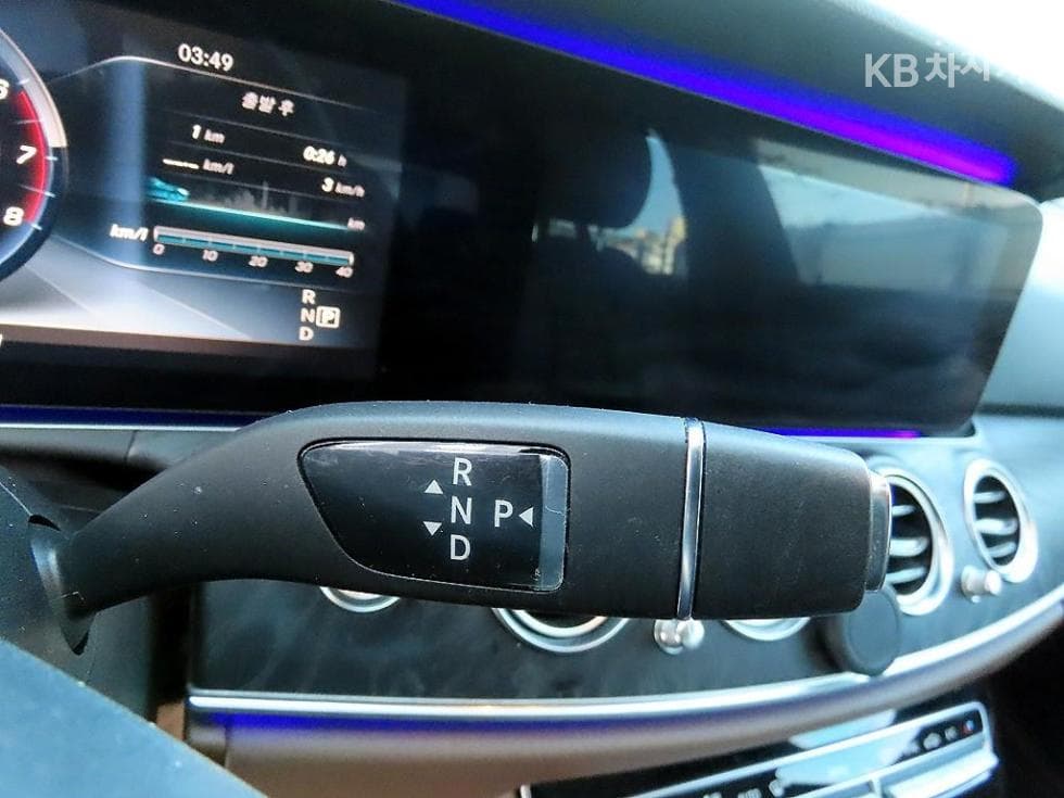 Mercedes-Benz E-Class (W213)E300 Avantgarde - 11