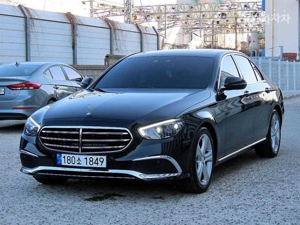 Mercedes-Benz E-Class (W213) E220d Avantgarde - Image 1