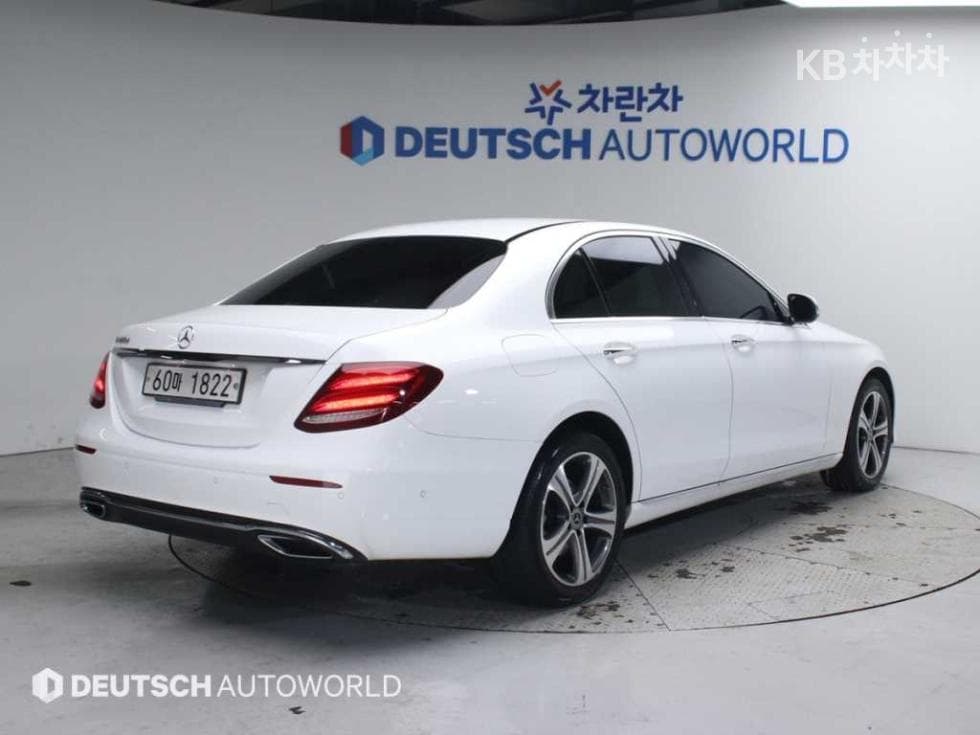 Mercedes-Benz E-Class (W213)E220d Avantgarde - 2