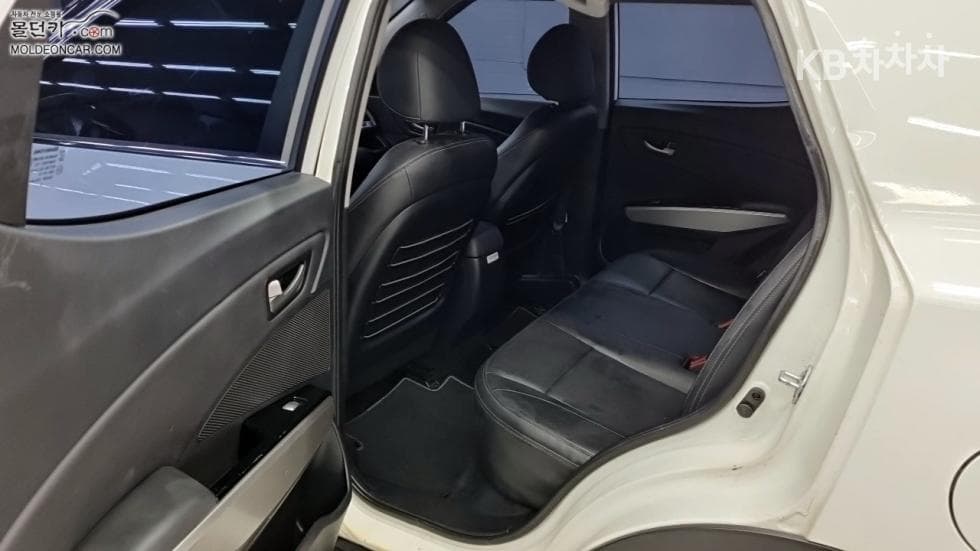 KG Mobility Tivoli 아머1.6 Diesel TX 2WD - 10