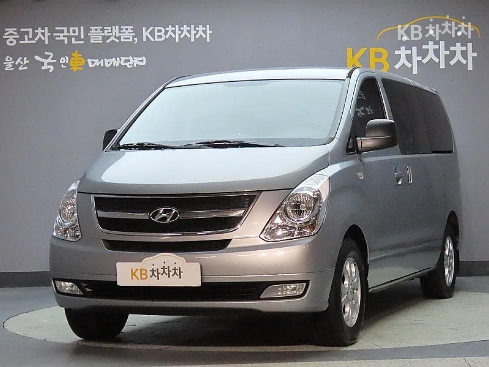 Hyundai Grand Starex 12-seater Wagon CVX Luxury - Image 1