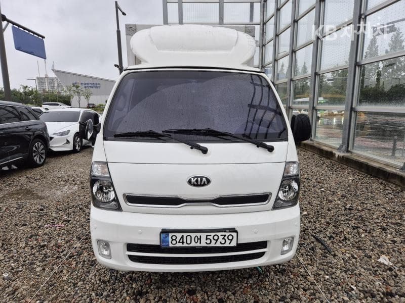 Kia Bongo 3 (light truck) 1 Ton Box Truck King Cab - Image 1