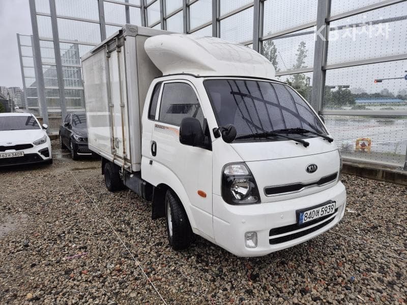 Kia Bongo 3 (light truck)1 Ton Box Truck King Cab - 2
