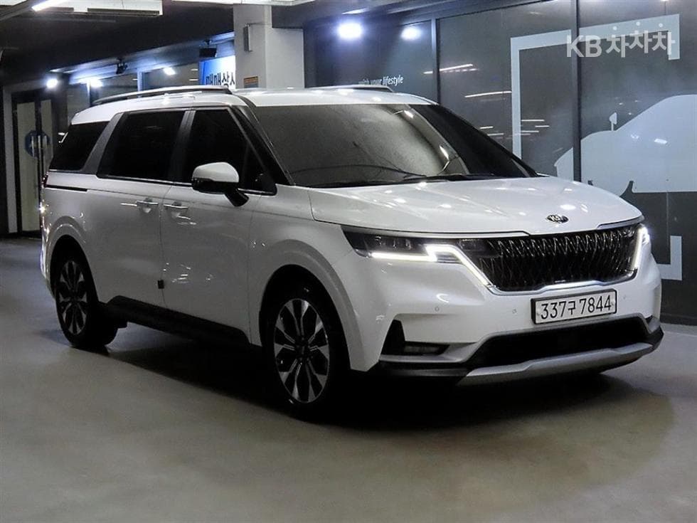 Kia Carnival 4th generation D2.2 9-seater Prestige - Image 1