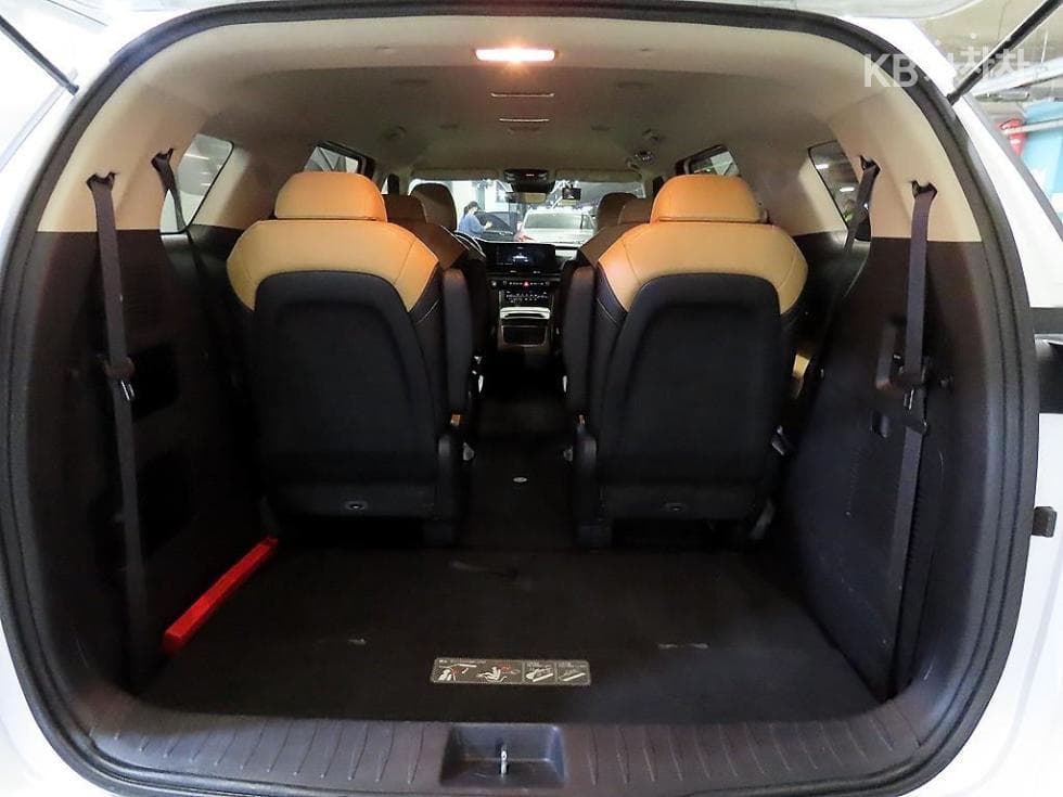 Kia Carnival 4th generationD2.2 9-seater Prestige - 17