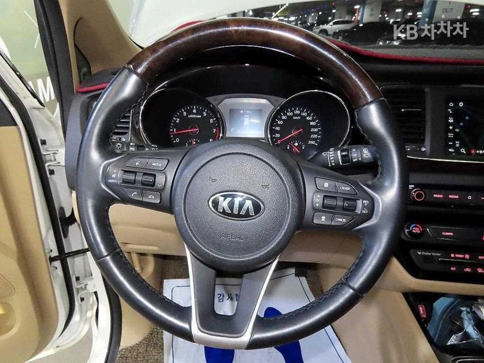 Kia The New (facelift) Carnival9-seater 3.3 Gasoline Noblesse Special (special feature/edition) - 8