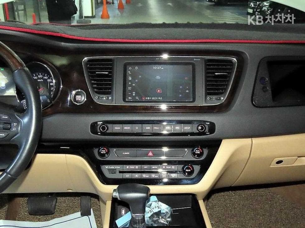 Kia The New (facelift) Carnival9-seater 3.3 Gasoline Noblesse Special (special feature/edition) - 11