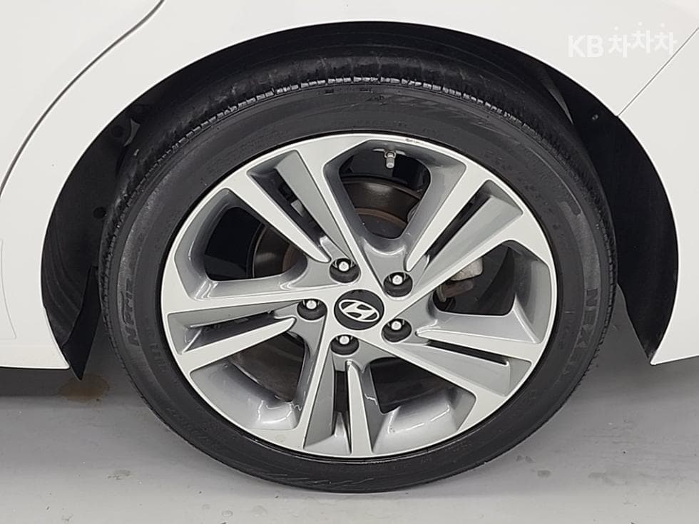 Hyundai Avante (Elantra)AD1.6 GDi Value Plus - 20