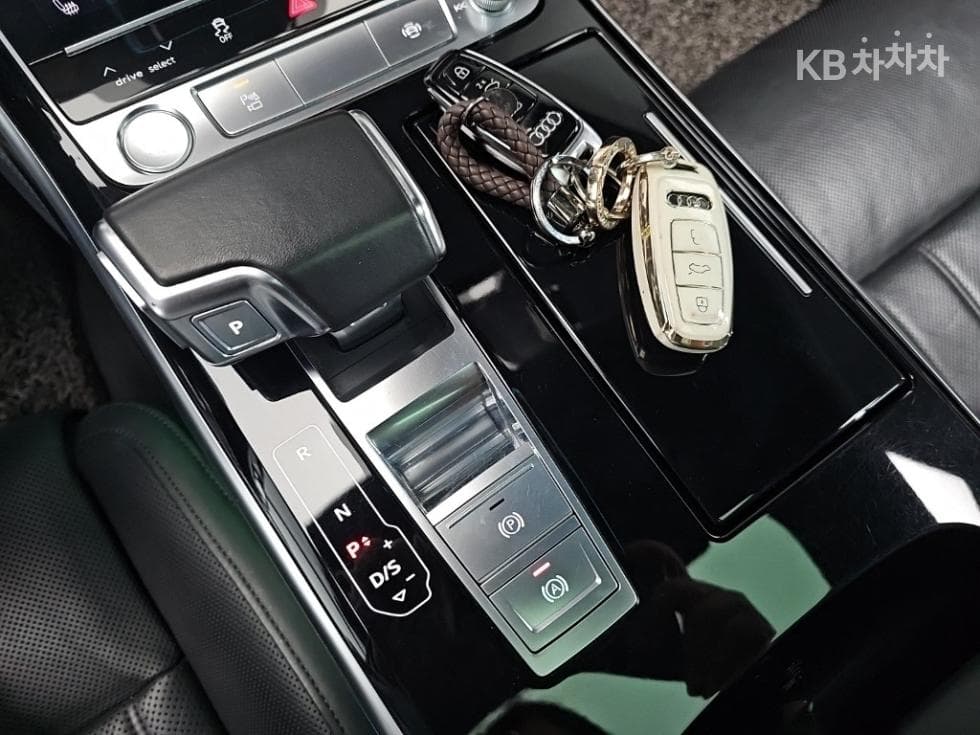 Audi A8 (D5)55 TFSI Quattro LWB - 8