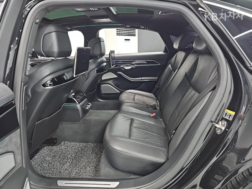 Audi A8 (D5)55 TFSI Quattro LWB - 12