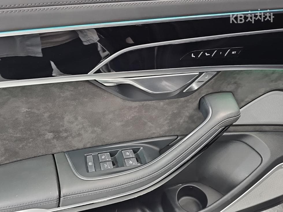 Audi A8 (D5)55 TFSI Quattro LWB - 13