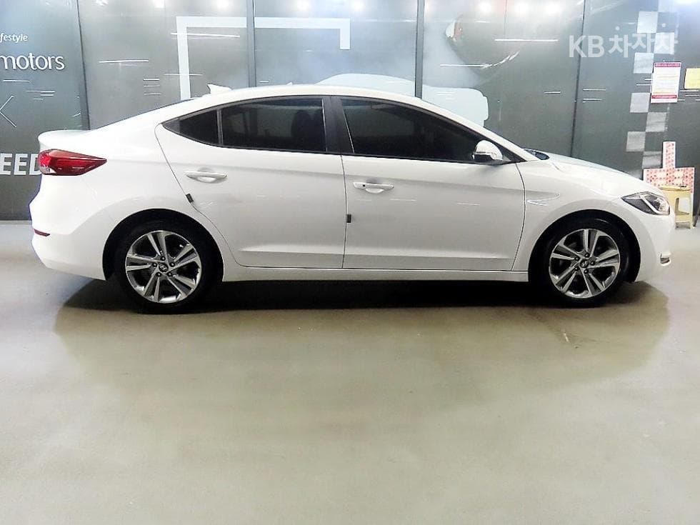 Hyundai Avante (Elantra)AD1.6 GDi Value Plus - 3