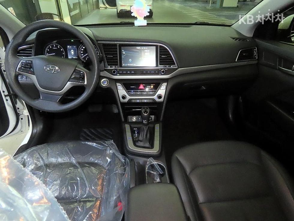 Hyundai Avante (Elantra)AD1.6 GDi Value Plus - 10