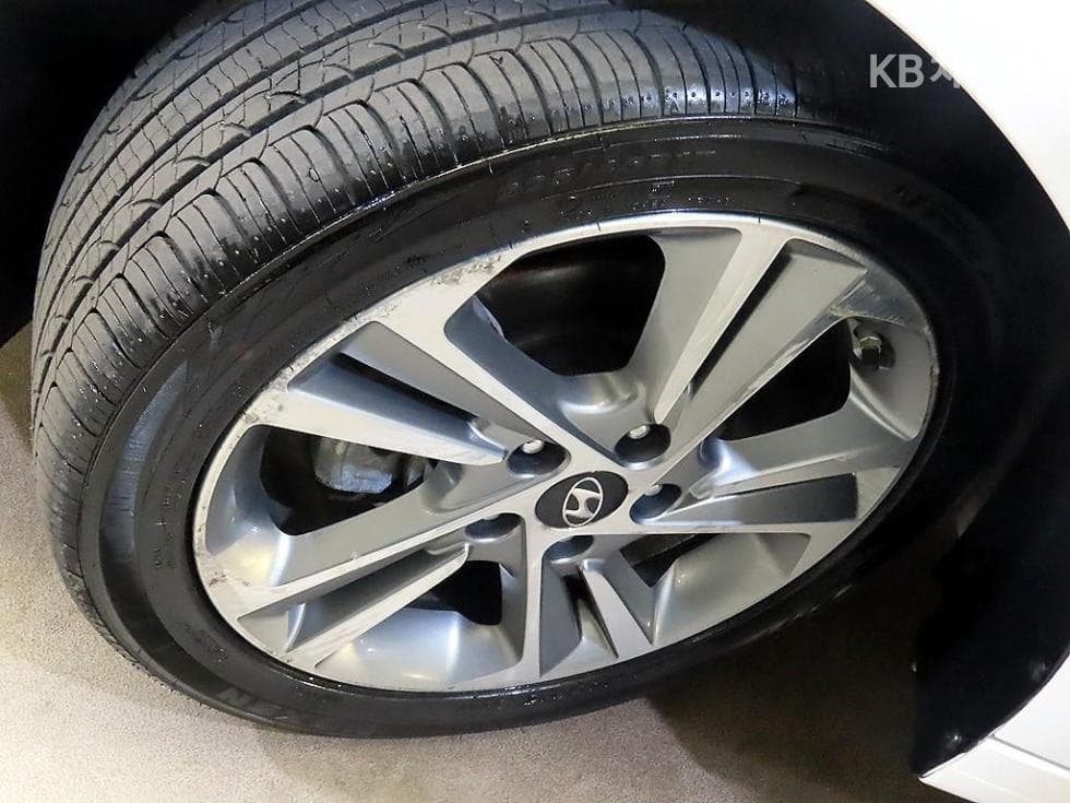 Hyundai Avante (Elantra)AD1.6 GDi Value Plus - 19