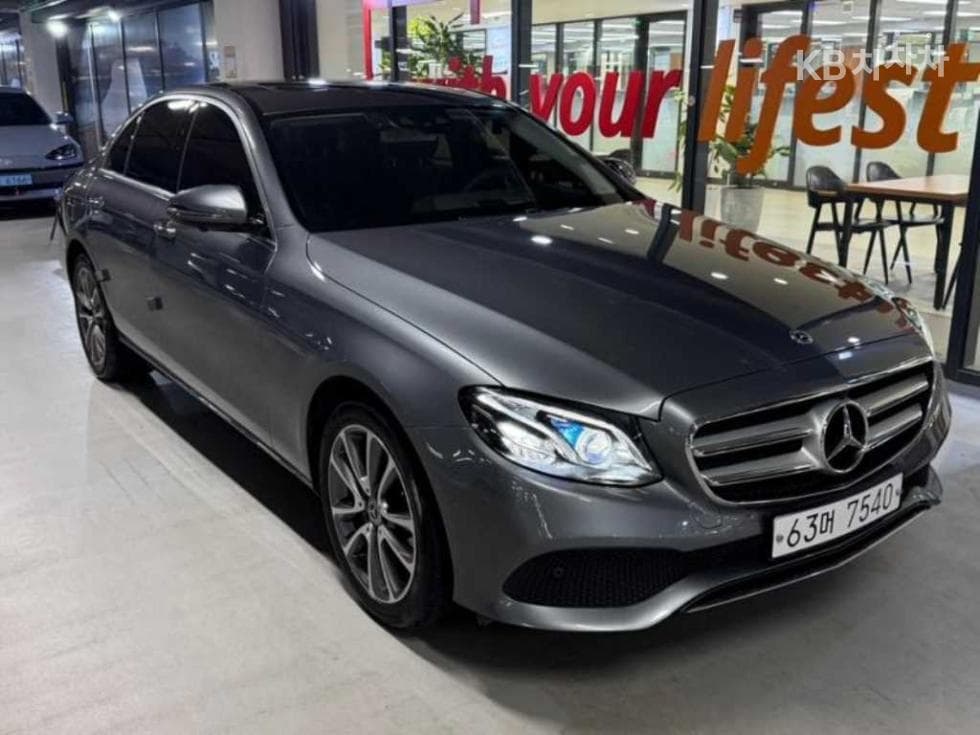 Mercedes-Benz E-Class (W213)E300 4Matic Avantgarde - 2