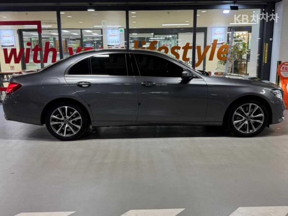 Mercedes-Benz E-Class (W213)E300 4Matic Avantgarde - 3