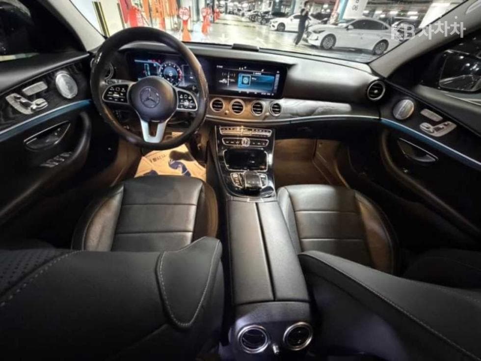 Mercedes-Benz E-Class (W213)E300 4Matic Avantgarde - 6