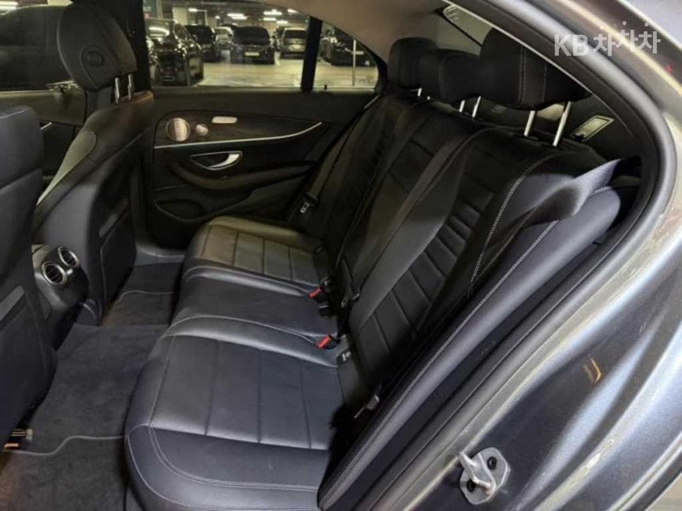 Mercedes-Benz E-Class (W213)E300 4Matic Avantgarde - 7