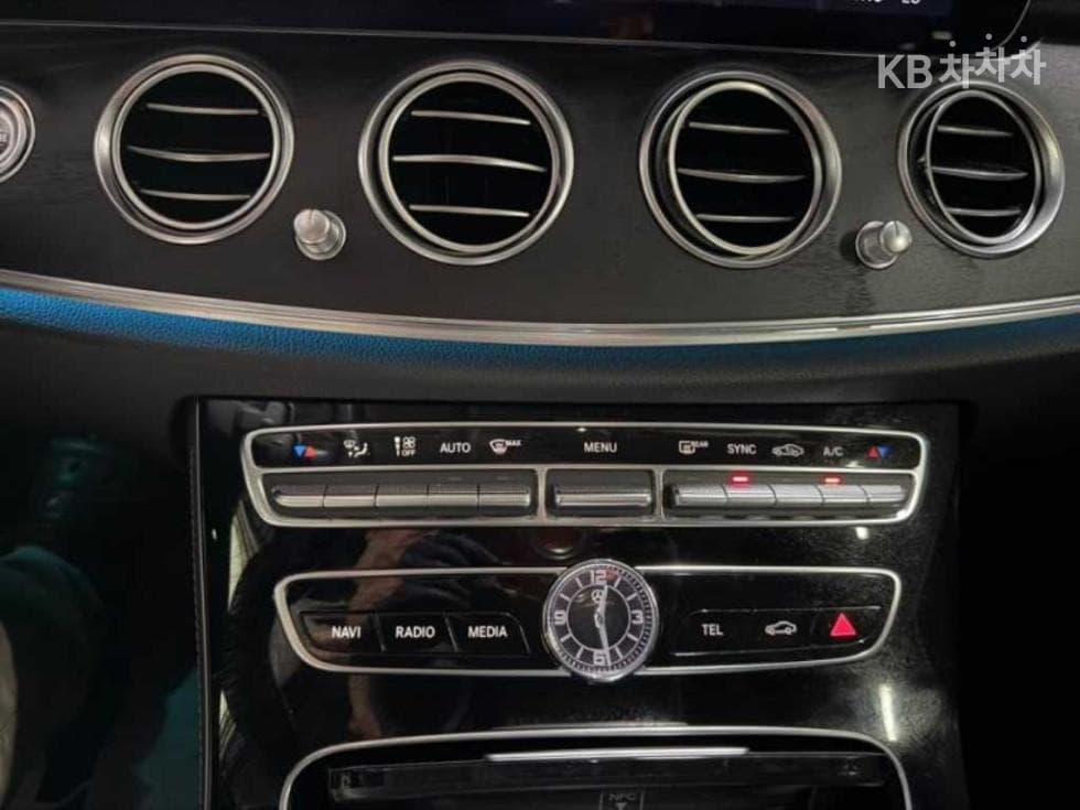 Mercedes-Benz E-Class (W213)E300 4Matic Avantgarde - 11