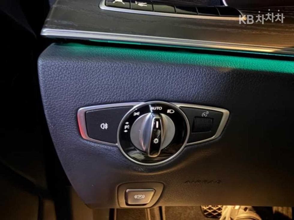 Mercedes-Benz E-Class (W213)E300 4Matic Avantgarde - 15