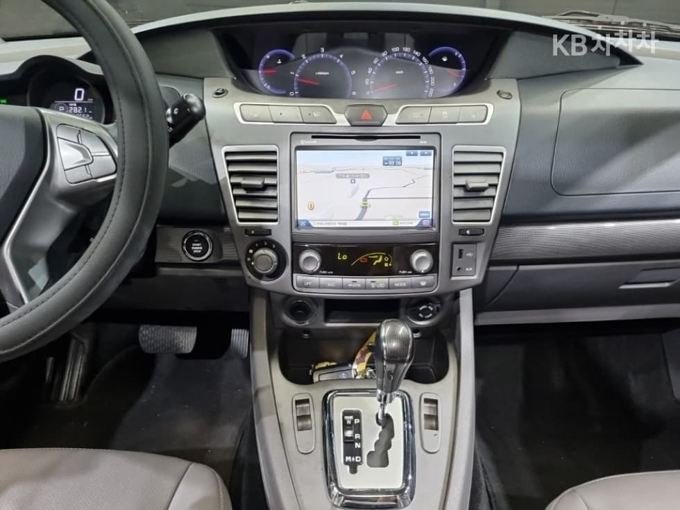 КейДжи Мобилити 코란도 투리스모4x4 GT 9-местен - 8