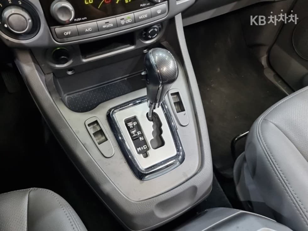 КейДжи Мобилити 코란도 투리스모4x4 GT 9-местен - 12