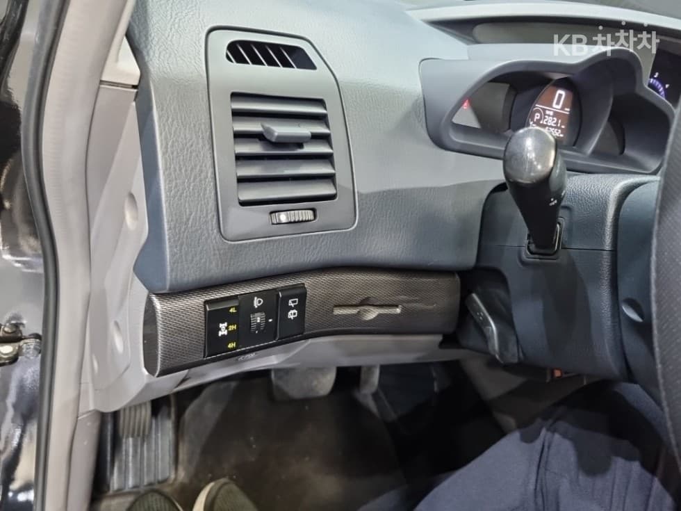 КейДжи Мобилити 코란도 투리스모4x4 GT 9-местен - 18