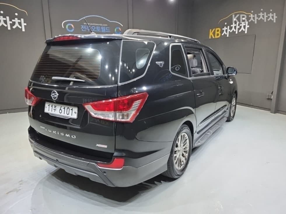 КейДжи Мобилити 코란도 투리스모4x4 GT 9-местен - 4