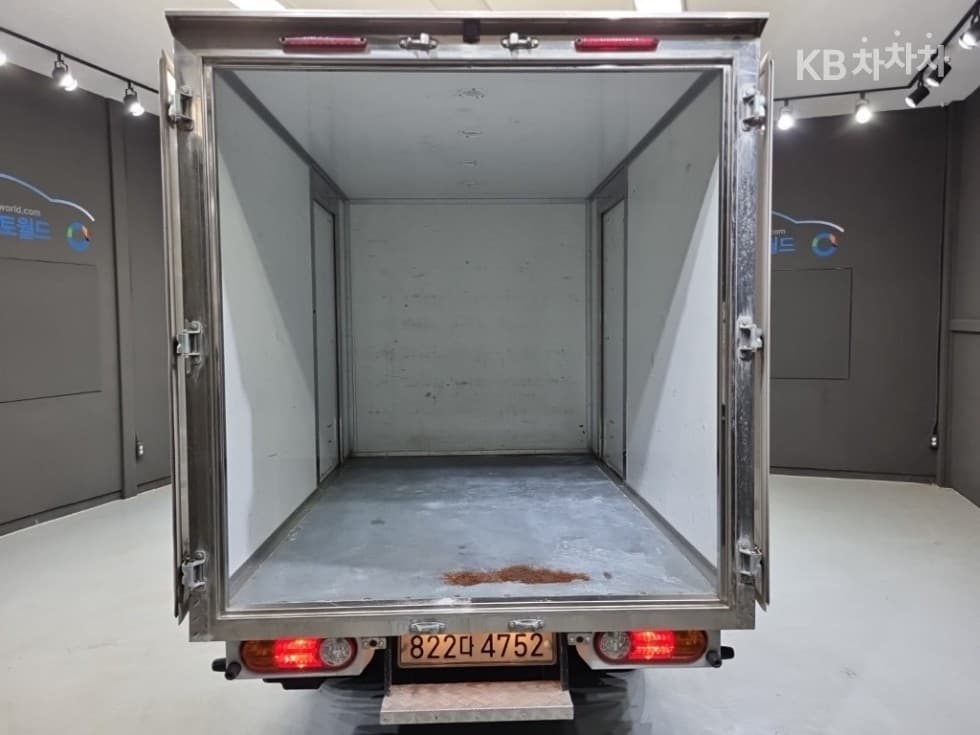 Хюндай Porter 2Удължено междуосие Super Cab Box Truck PLUS - 24