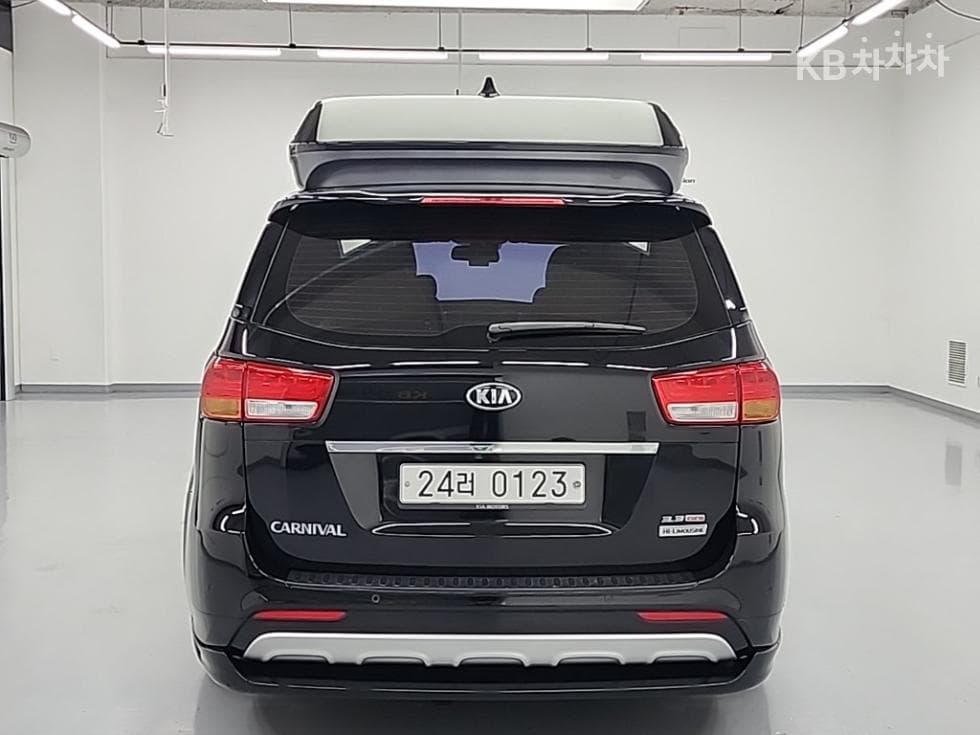 Kia All New Carnival9-seater 3.3 Gasoline Noblesse - 3