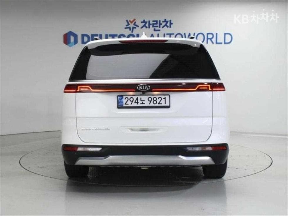 Kia Carnival 4th generationD2.2 9-seater Signature - 4