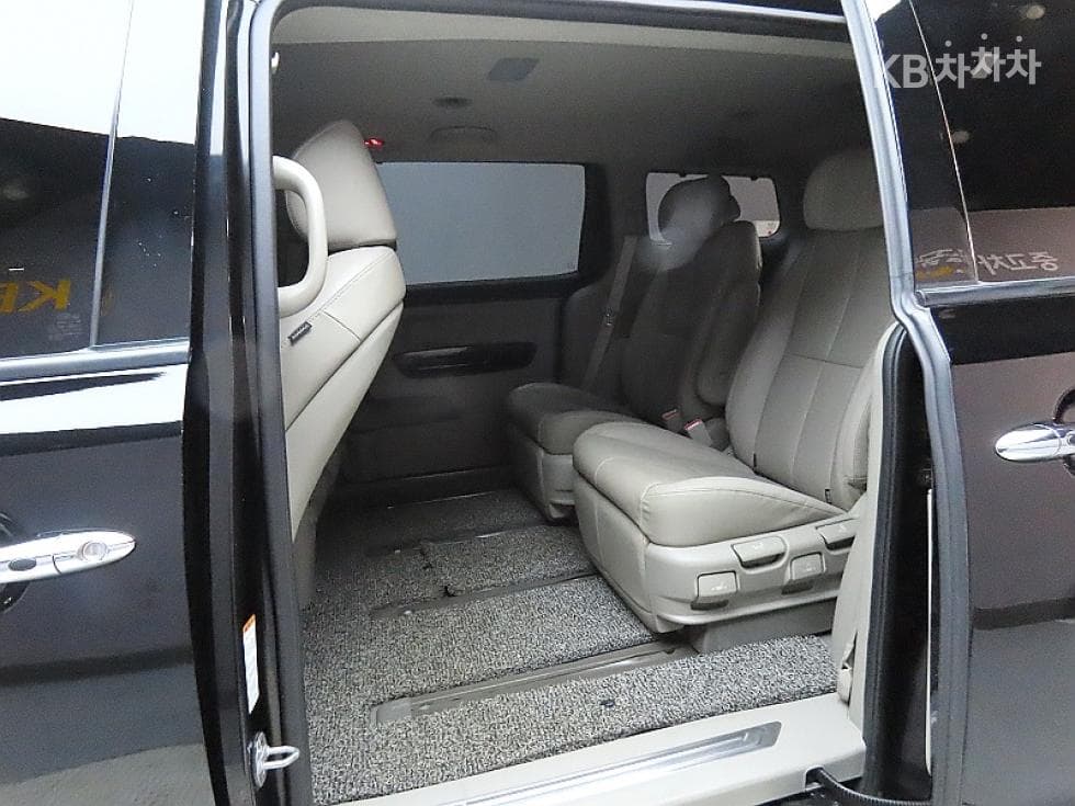 Kia The New (facelift) Carnival7-seater (Limousine) 3.3 Gasoline Limousine President - 11