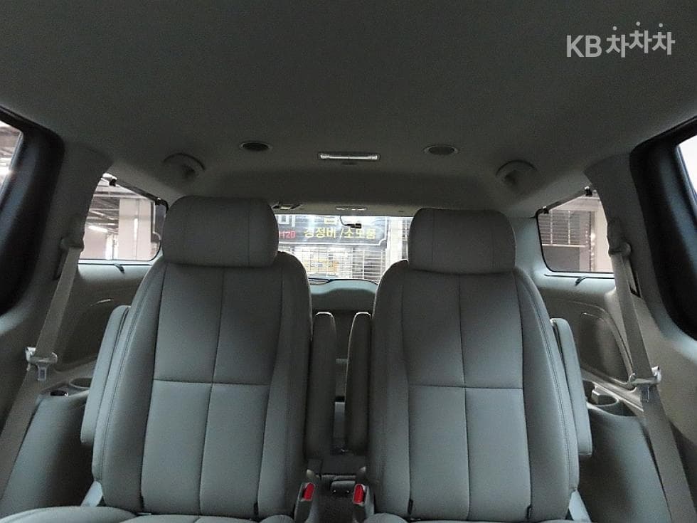 Kia The New (facelift) Carnival7-seater (Limousine) 3.3 Gasoline Limousine President - 12
