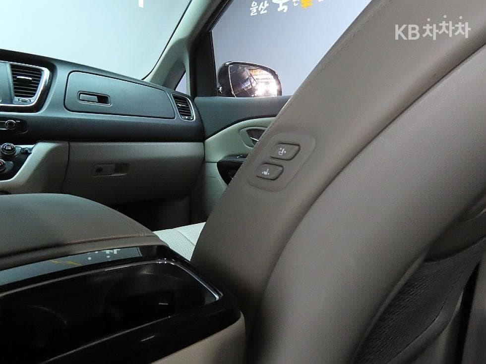Kia The New (facelift) Carnival7-seater (Limousine) 3.3 Gasoline Limousine President - 17