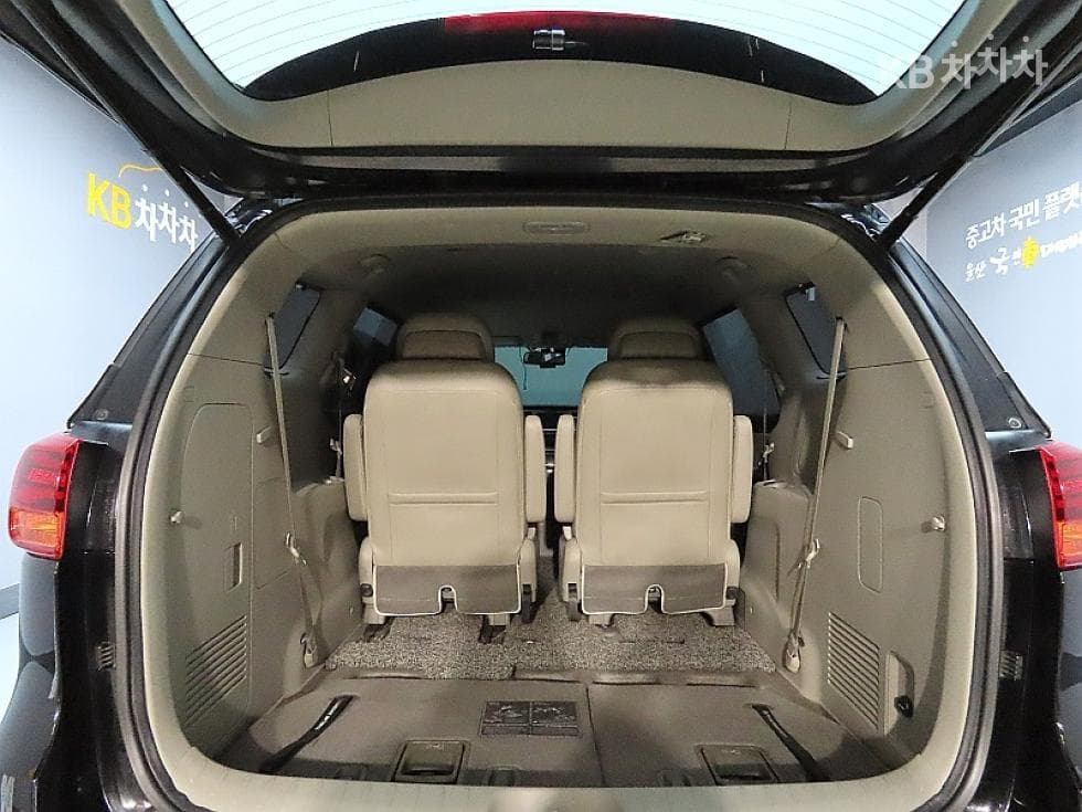 Kia The New (facelift) Carnival7-seater (Limousine) 3.3 Gasoline Limousine President - 19