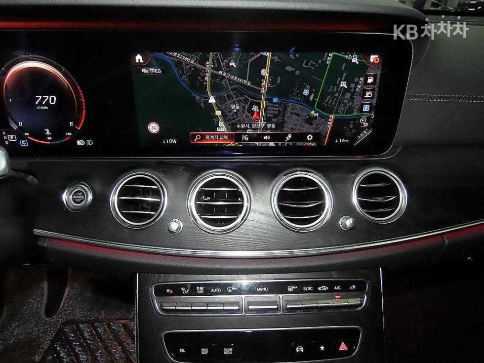 Mercedes-Benz E-Клас (W213)E220d 4MATIC AMG Line - 11